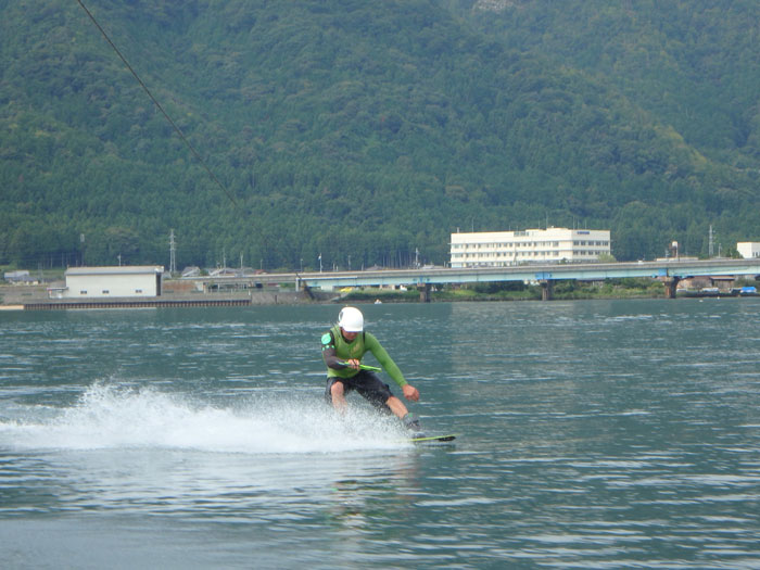 琵琶湖でウェイクボード